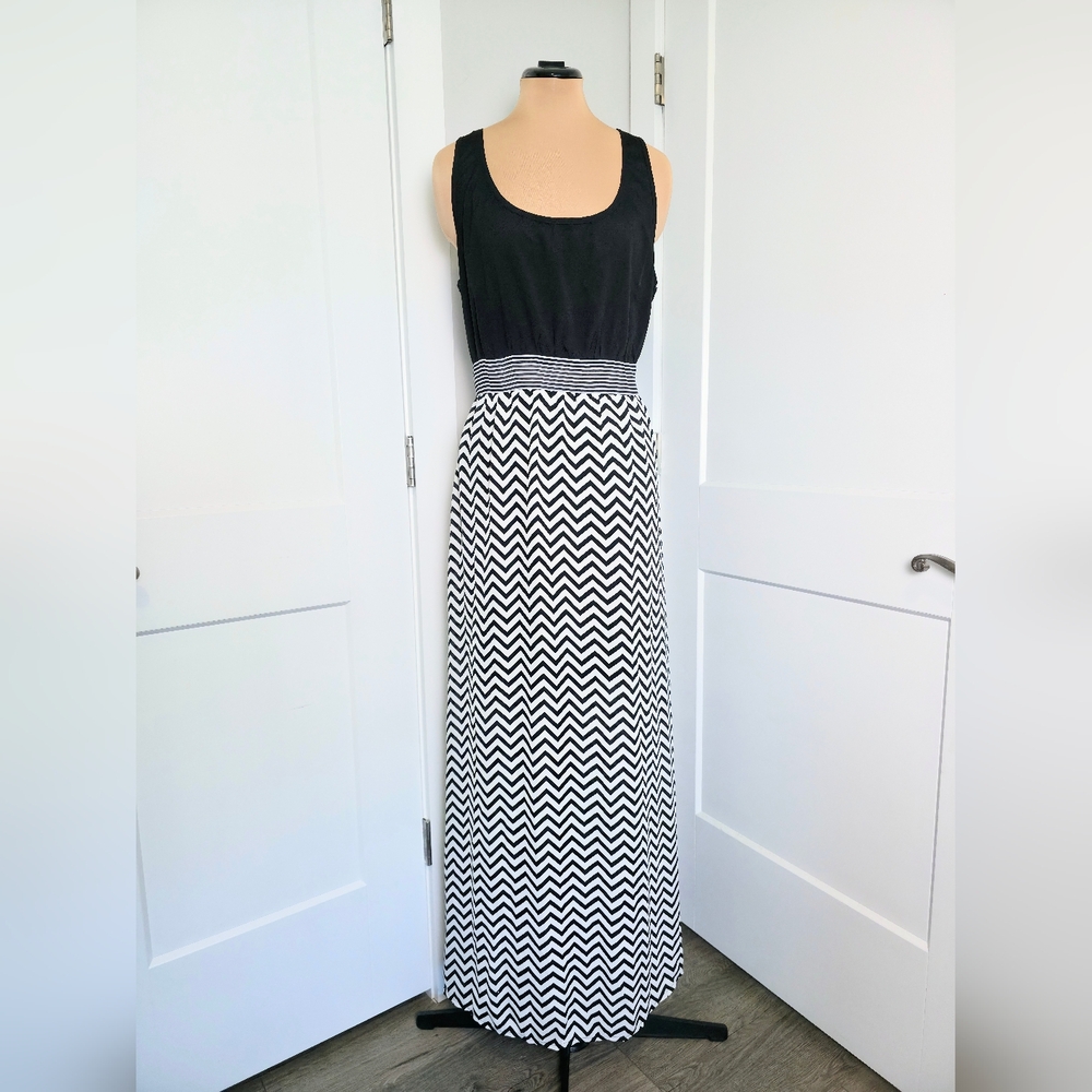 Charming Charlie Womens Maxi Dress Large Black White Chevron Racer Back Scoop